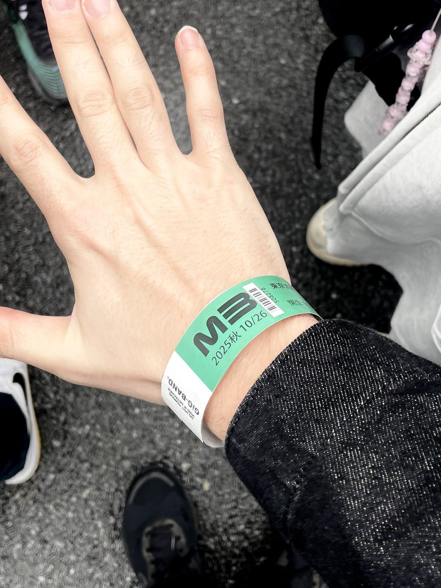 attended my first M3 (somehow??) i feel very inspired i love music i love artists♡♡♡