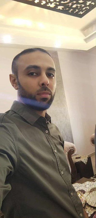 هذه صورة للشهيد الملتحم 
محمد تيسير الكحلوت 
احد شهداء العبور في ال7من اكتوبر 
تم التعرف على جثمانه من قبل ما تبقى من اعمامه على قيد الحياة 
حيث انتقمت اسرائيل من عائلته في بداية الحرب وقتلتهم جميعا 
نسأل الله له ولاهله الرحمة والقبول