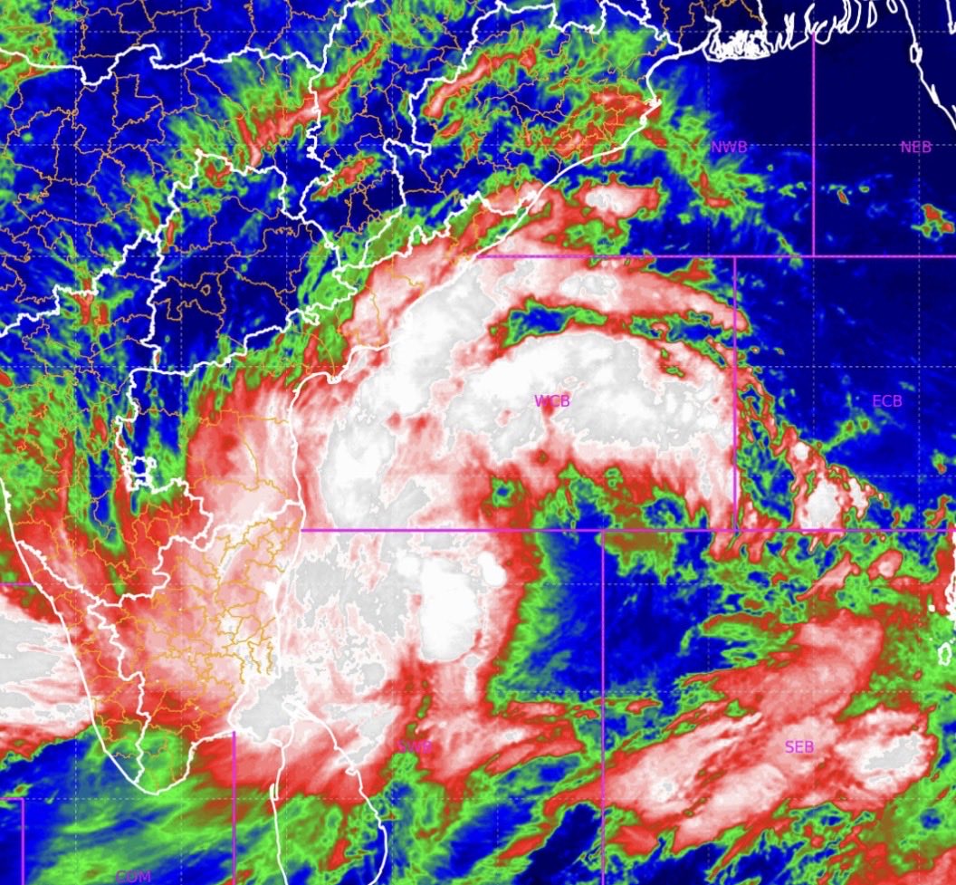 Impact Started ! Cyclone Montha cloud bands covered entire Tamil nadu &amp; Andhra Pradesh states . Coastal Andhra Pradesh to see 150-250mm rainfall in next 48 hours along with strong winds of 80-110kmph . Severe damage expected 🚨‼️
