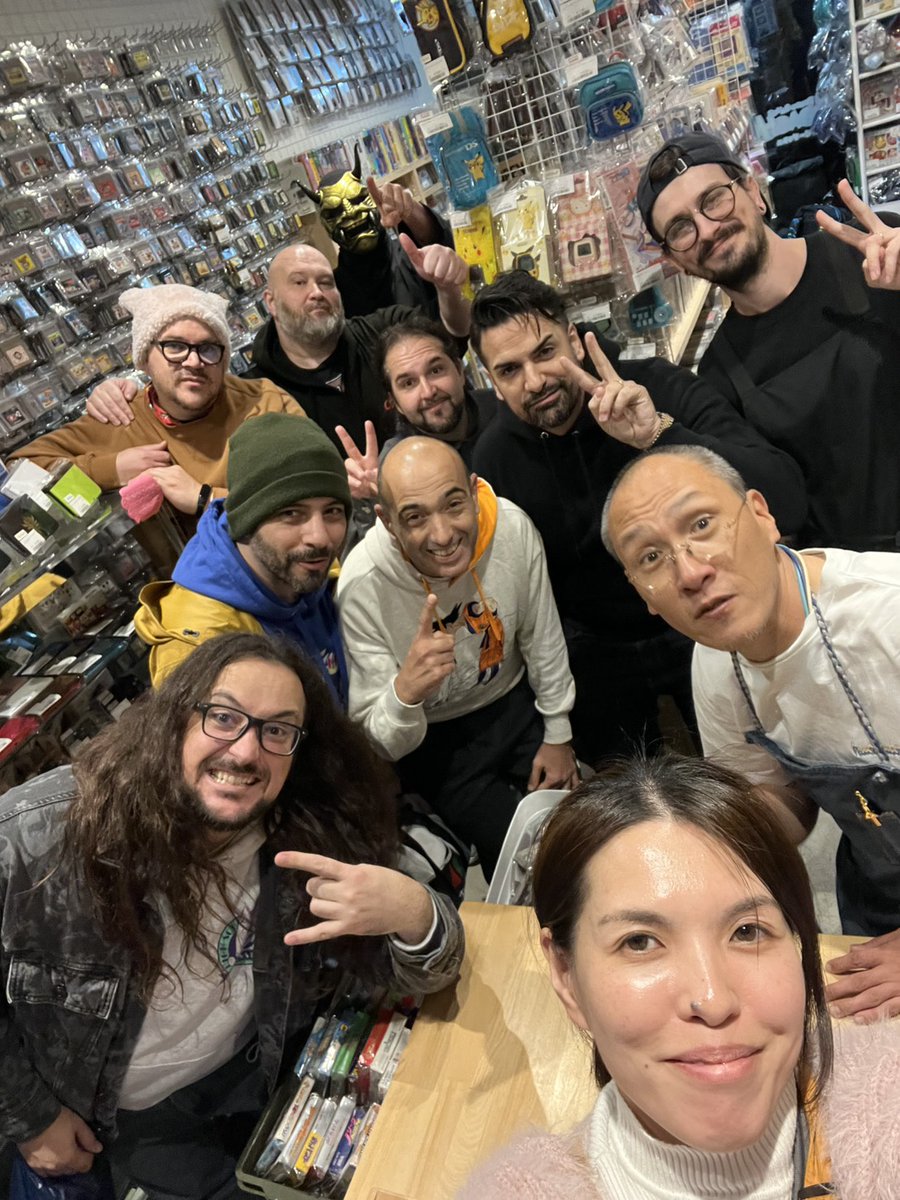 davidzavaglia's tweet photo. Toute l'équipe Hard Looters en tournage dans l'un des shops de retrogaming les plus récents du Japon : @retrogameBDASH à Kamakura 😃 https://t.co/aJYGWzvoMw
