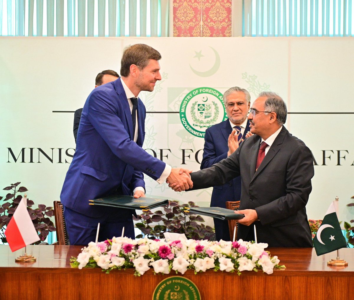 Further building on its 🌍 outreach, #ISSI concludes MoU with <a href="/PISM_Poland/">PISM</a>. DG ISSI Ambassador Sohail Mahmood signed MoU with Director #PISM <a href="/JCwiekKarpowicz/">Jarosław Ćwiek-Karpowicz</a> witnessed by 🇵🇰 DPM/FM <a href="/MIshaqDar50/">Ishaq Dar</a> &amp; 🇵🇱 DPM/FM <a href="/sikorskiradek/">Radosław Sikorski 🇵🇱🇪🇺</a>.
<a href="/PolandMFA/">Ministry of Foreign Affairs 🇵🇱</a> <a href="/ForeignOfficePk/">Ministry of Foreign Affairs - Pakistan</a>