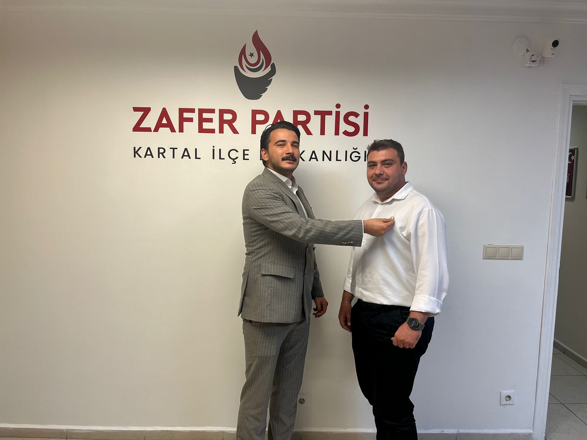 kartalilce's tweet photo. Zafer Partisi Kartal Gençlik Teşkilatı güçleniyor! 
Parti rozetlerini ilçe başkanımızdan alan fırtına gibi gençler hiç vakit kaybetmeden çalışmalara dahil oldular, gücümüze güç kattılar.
Haydi Kartallı sen de #ÖyleDurmaZafereKatıl
@zaferpartisi
@umitozdag https://t.co/qVA73ncPZ0