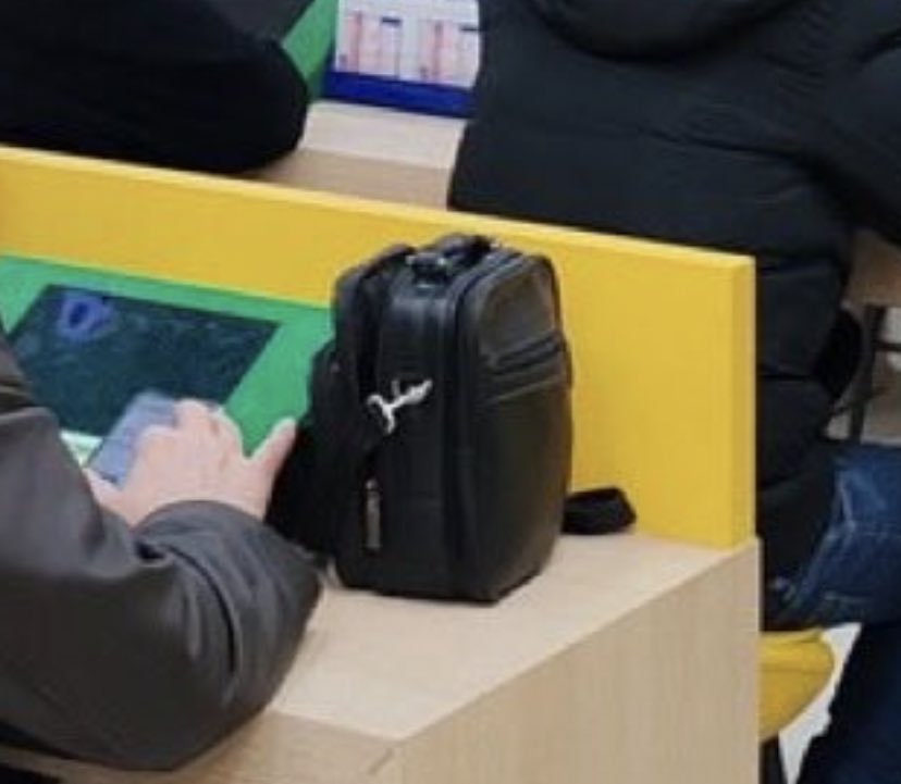 abi şu çanta +35 yaş hayırsız adam itemi ya, çevremde o yaşlarda bunu takıp düzenli bir hayat yaşayan hiç kimseye şahit olamadım