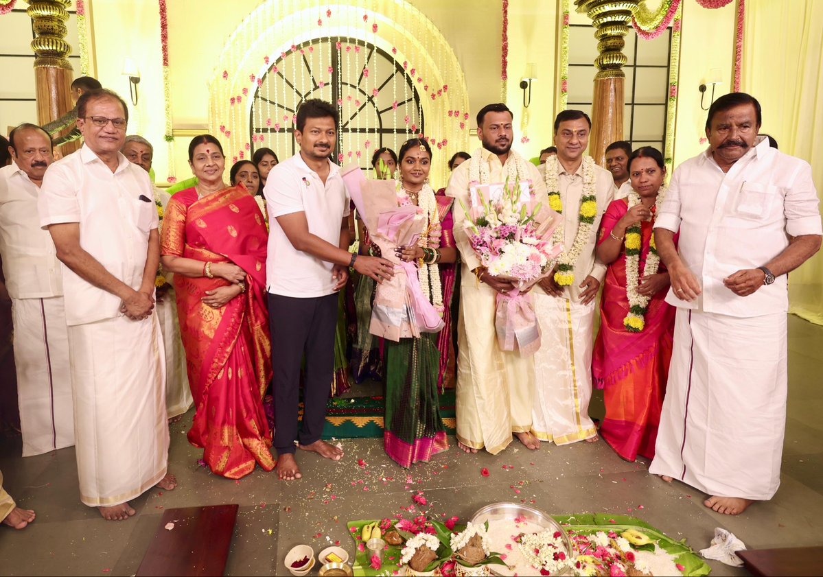 Udhay (@udhaystalin) on Twitter photo சென்னை எம்.ஆர்.சி. மஹாலில் நடைபெற்ற கழக முதன்மைச் செயலாளர் - மாண்புமிகு நகராட்சி நிர்வாகத்துறை அமைச்சர் அண்ணன் <a href="/KN_NEHRU/">K.N.NEHRU</a> அவர்களுடைய உறவினர் திரு.ரமேஷ் அவர்களின் இல்லத் திருமண விழாவில் இன்று காலை கலந்து கொண்டோம்.
மணமக்கள் நிரோஷினி - விஷ்ணுபிரசாத் ஆகியோர் ஒருவருக்கொருவர் உற்றத் சென்னை எம்.ஆர்.சி. மஹாலில் நடைபெற்ற கழக முதன்மைச் செயலாளர் - மாண்புமிகு நகராட்சி நிர்வாகத்துறை அமைச்சர் அண்ணன் <a href="/KN_NEHRU/">K.N.NEHRU</a> அவர்களுடைய உறவினர் திரு.ரமேஷ் அவர்களின் இல்லத் திருமண விழாவில் இன்று காலை கலந்து கொண்டோம்.
மணமக்கள் நிரோஷினி - விஷ்ணுபிரசாத் ஆகியோர் ஒருவருக்கொருவர் உற்றத்
