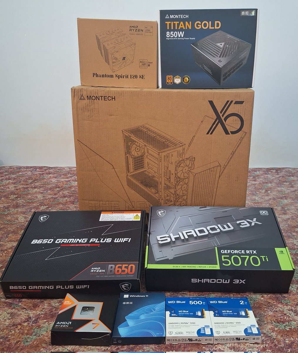 新電腦來了  
擺拍一下XD