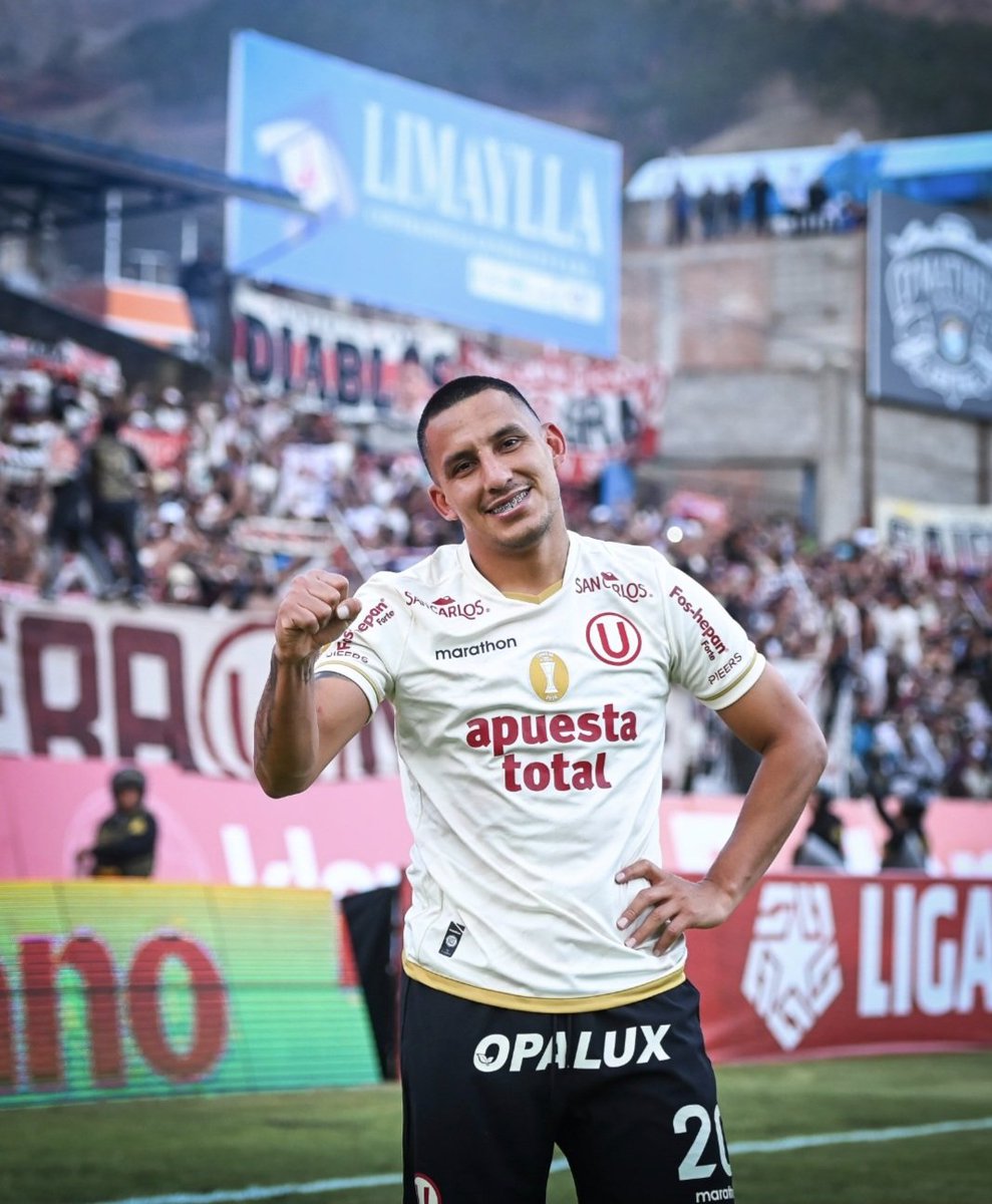 Alex Valera superó a Eduardo Esidio con 71 goles e igualó a Roberto Martínez. Ahora, el "20" de Universitario se ubica décimo segundo lugar de los goleadores históricos. "Lolo" Fernández suma 161 tantos. #Universitario . (DATO: Walter "Cazador" Arana. 
FOTO: <a href="/Universitario/">Universitario</a>