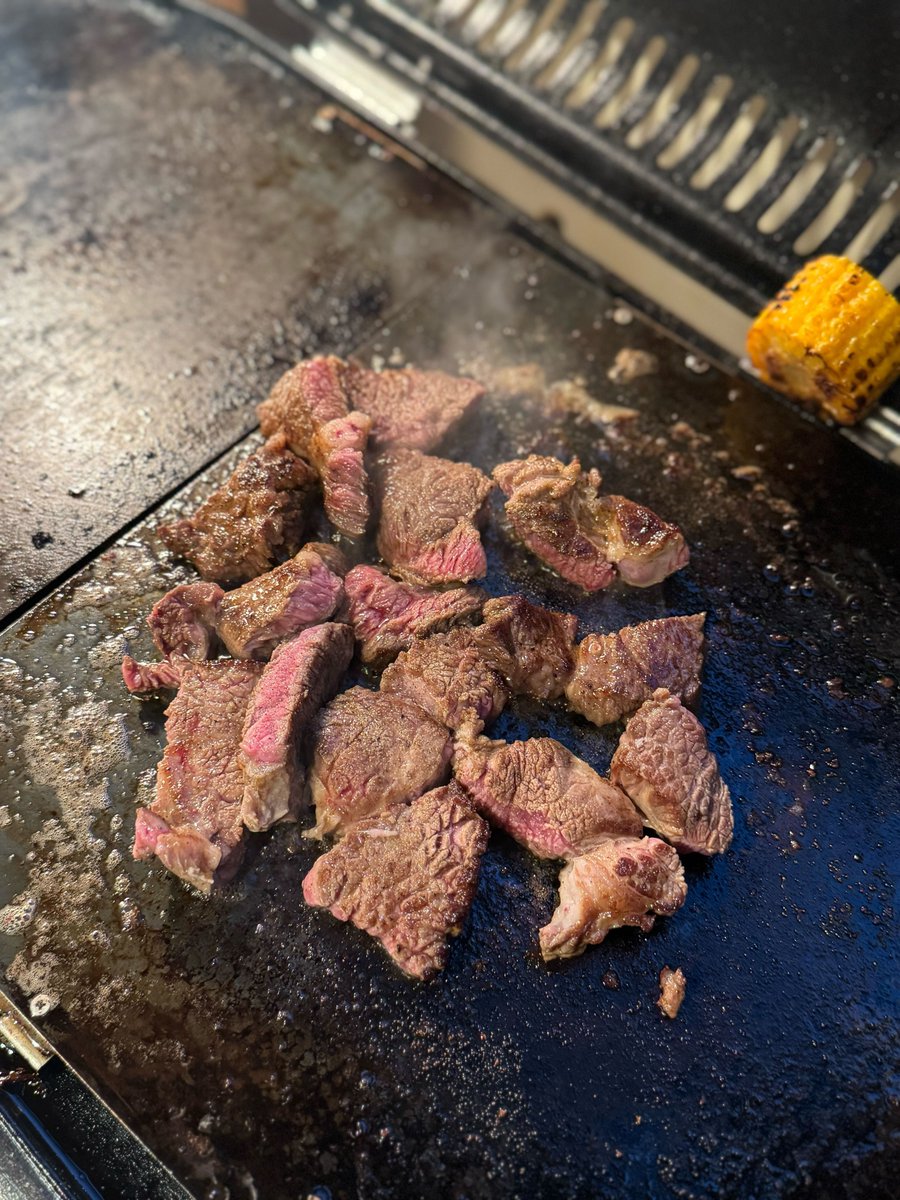 LIVEEST_inc's tweet photo. 先週はBBQ会を開催しました🍖
おいしいお肉を囲みながら、普段なかなか話せない仲間と交流できて、とても有意義な時間に😊
顔を合わせる機会が少ないSESだからこそ、こうしたイベントをこれからも大切にしていきます！
#エンジニア募集 #エンジニアと繋がりたい #エンジニア採用 https://t.co/pS4ia7f5ib