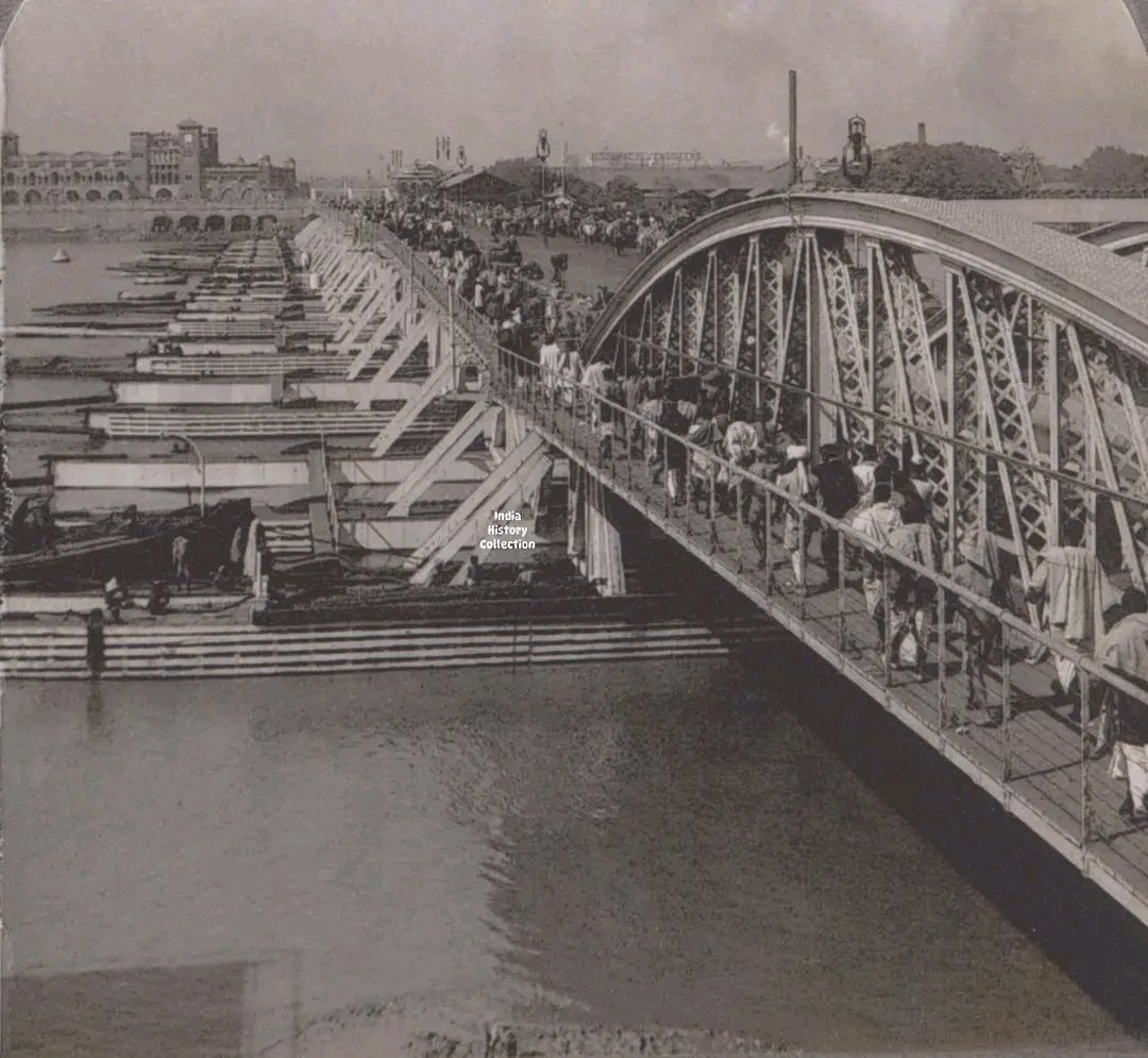 Gramergolpo's tweet image. The old Pontoon Bridge over the Hooghly River, which was later replaced by the iconic Howrah Bridge, Calcutta (now Kolkata) — circa 1902.
#History #Kolkata #HowrahBridge #IndiaThroughTime #VintageIndia