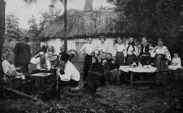 Кубань, начало XX в. (в 1926 году 62,2% населения края составляли украинцы).

Затем им устроили голодомор в 1932-1933 годах, много погибших от голода, целые семьи.
Потом добавили к фамилиям -ов/ова/ев/ева и записали русскими