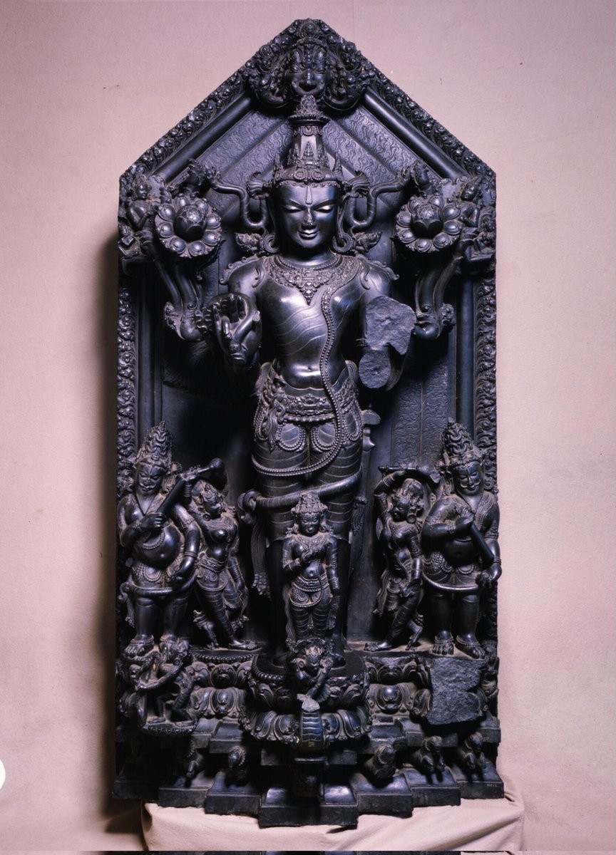 Absolutely mesmerising mūrti of Bhagavān Sūryanārāyaṇa, the solar deity in Hinduism from Pāla Era Jharkhand now in <a href="/V_and_A/">V&A</a>

Notice apsarās, kīrtimukha, his sword, his principal consort Prabhā, his charioteer Aruṇa &amp; seven horses below!

Chhath Puja greetings to everyone! ☀️ 🪷