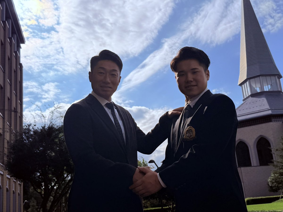 本日 #相川亮二 新監督がドラフト1位指名の #小田康一郎 選手に指名挨拶！🙌

#青山学院大
#baystars️️️️