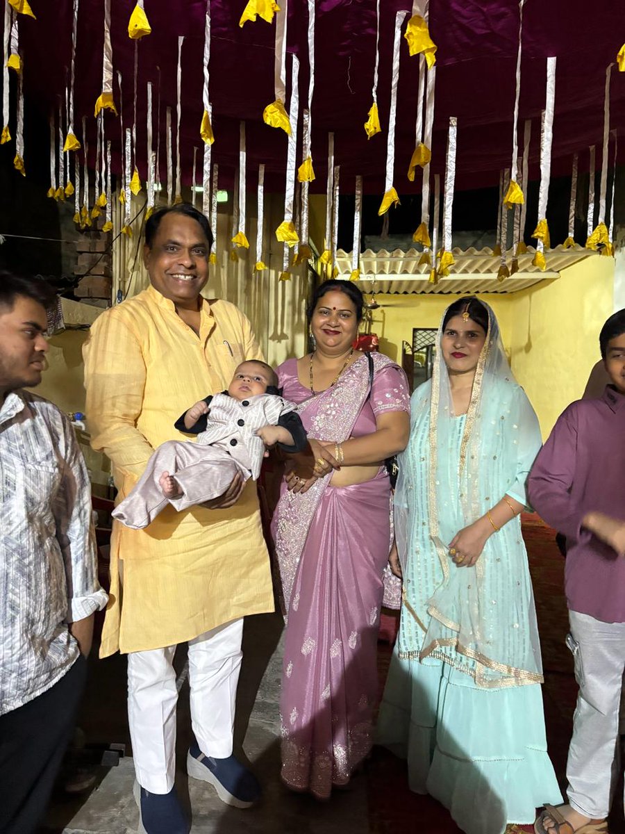 MlcSuresh's tweet image. आज बागपत के गांव बड़ागांव में श्रीमान राहुल कश्यप जी के सुपुत्र रिहास कश्यप के नामकरण संस्कार में सह परिवार पहुंचकर अपनी हार्दिक शुभकामनाएं प्रेषित कीं।

नन्हे रिहास को ईश्वर दीर्घायु, स्वास्थ्य, और उज्ज्वल भविष्य का आशीर्वाद दें।
#Sureshkashyap