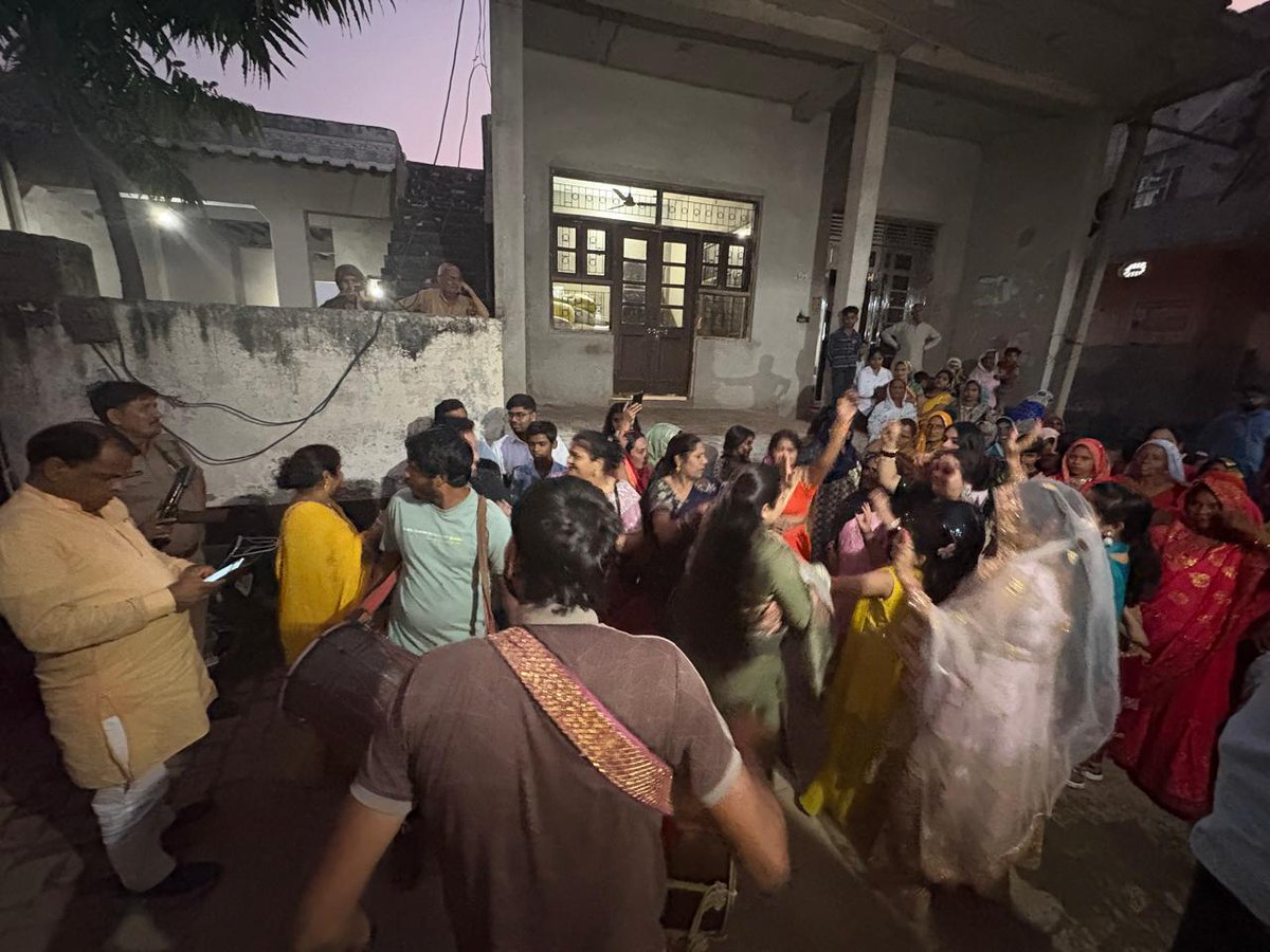 MlcSuresh's tweet image. आज बागपत के गांव बड़ागांव में श्रीमान राहुल कश्यप जी के सुपुत्र रिहास कश्यप के नामकरण संस्कार में सह परिवार पहुंचकर अपनी हार्दिक शुभकामनाएं प्रेषित कीं।

नन्हे रिहास को ईश्वर दीर्घायु, स्वास्थ्य, और उज्ज्वल भविष्य का आशीर्वाद दें।
#Sureshkashyap