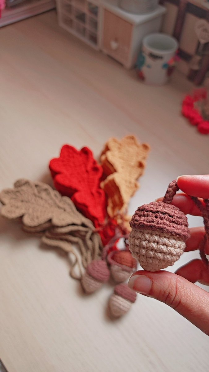 "أحيانًا تكفي ورقة خريفٍ واحدة لتذكّرك أن الجَمال في التغيّر لا في الثبات." 🍁🍂🧡