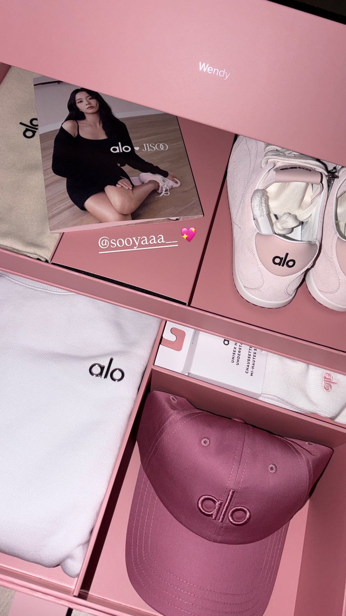 seurrene_'s tweet image. wendy and seulgi received the alo sneakers from jisoo 💞 #blackvelvet