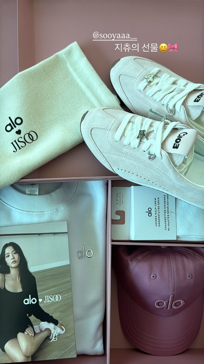 seurrene_'s tweet image. wendy and seulgi received the alo sneakers from jisoo 💞 #blackvelvet