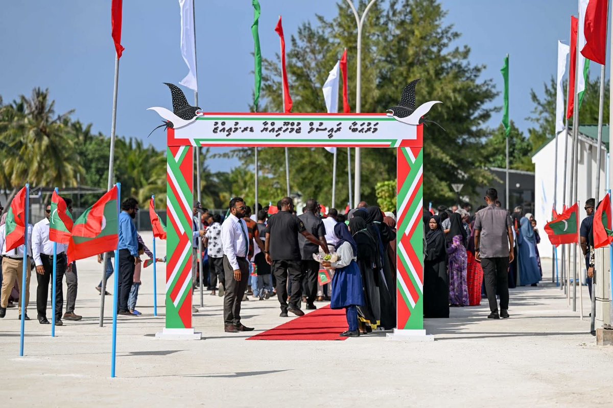 Raees Muizzu faadhihpolhah kurahvaa dhathurufulhuga enme furathama Olhuvelifuhtah

▪️Bandharuge masahkai feshun
▪️FRC bingaa elhun
▪️Quran aa behey marukazuge goipeh hingumah building eh bingaa
▪️Council building bingaa
▪️Police post bingaa

#RayyithunGaathah
#LhaviyaniAtollVisit