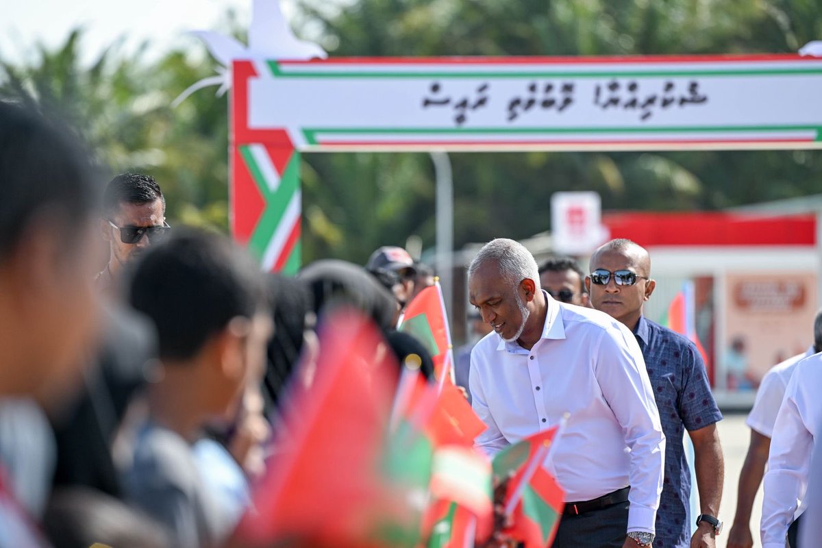 President Dr. Muizzu receives a warm welcome in Lh. Olhuvelifushi ❤️

#RayyithunGaathah
#LhaviyaniAtollVisit