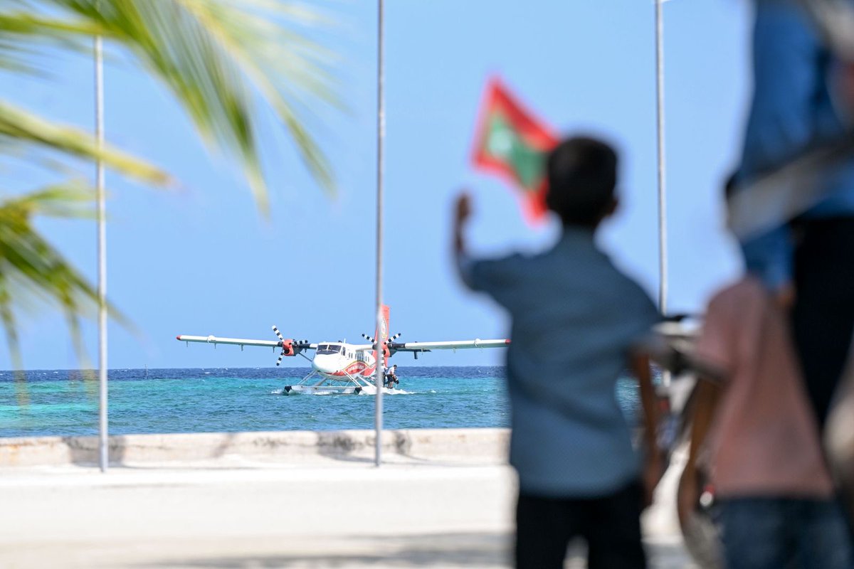 President Dr. Muizzu receives a warm welcome in Lh. Olhuvelifushi ❤️

#RayyithunGaathah
#LhaviyaniAtollVisit