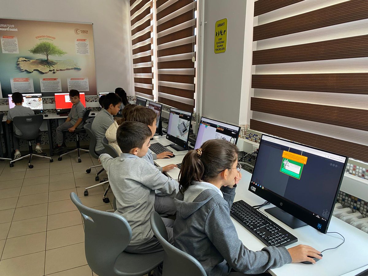HuyukilceMEM's tweet image. &quot;Yeşil Vatan&quot; temalı 2025 Kod Haftası&apos;nı başarıyla tamamladık. 🖥️🌿
Kodlama, yapay zekâ ve robotik gibi birçok alanda düzenlenen etkinliklerle öğrencilerimiz dijital becerilerini geliştirdi. Emeği geçen tüm öğretmen ve öğrencilerimize teşekkür ederiz.
#CodeWeekTürkiye #YeşilVatan
