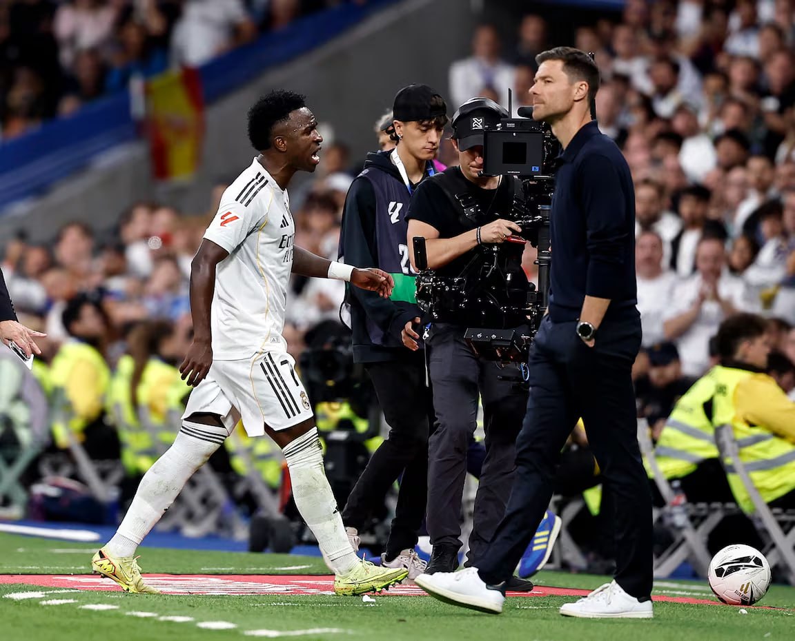 جا داره اول از همه از ژابی و بخصوص این حرکتش تشکر کرد 
با این برد دیشب و سبک بازی درست و درس گرفتن از باخت اخیرش 
و به موقع و به جا تعویض کردن گنده گوز های تیم و بازی دادن به جا و اعتماد کردن درست به بازیکنای های مفید تیم