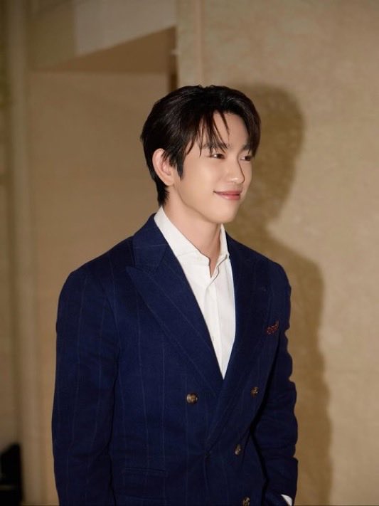 GOT7’s Park Jinyoung looks like a prince in newly shared photos on Instagram from the latest Brunello Cucinelli event.