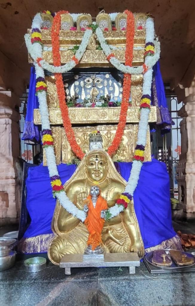 Jaggesh2's tweet image. ಇಂದಿನ ರಾಯರ ಬೃಂದಾವನ ಅಲಂಕಾರ ದರ್ಶನ 🙏