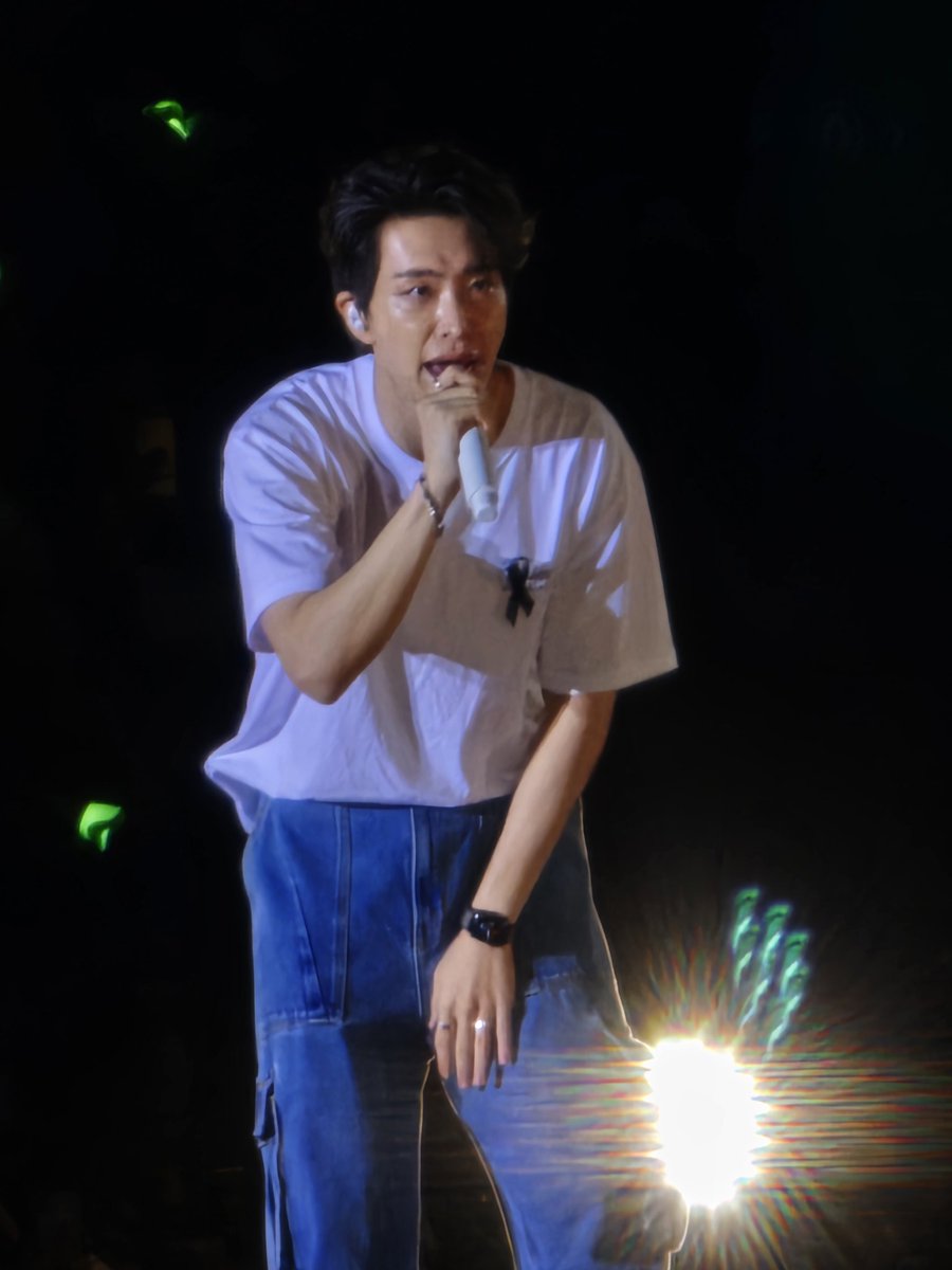 rawman_c's tweet photo. จบคอนวันสุดท้าย กลับมาเยียวยาตัวเองต่อ 😅 วิ่งมาเข้าsoundcheck เกือบไม่ทัน แถมยังล้มหัวทิ้มอีก สู้ชีวิตมาก 555 เอ็นดูโซน G คงตกใจเห็นช้างล้ม..เขินจัง🤭ขอบคุณstaffที่คอยดูแลหาถุงน้ำแข็งให้ประคบ🙏 ได้เจอยองแจลูกรักก็หายละ 🫶
#YoungjaeAsiaTourinBKK 
#Fermata_inBKK https://t.co/uLco1GbdSO