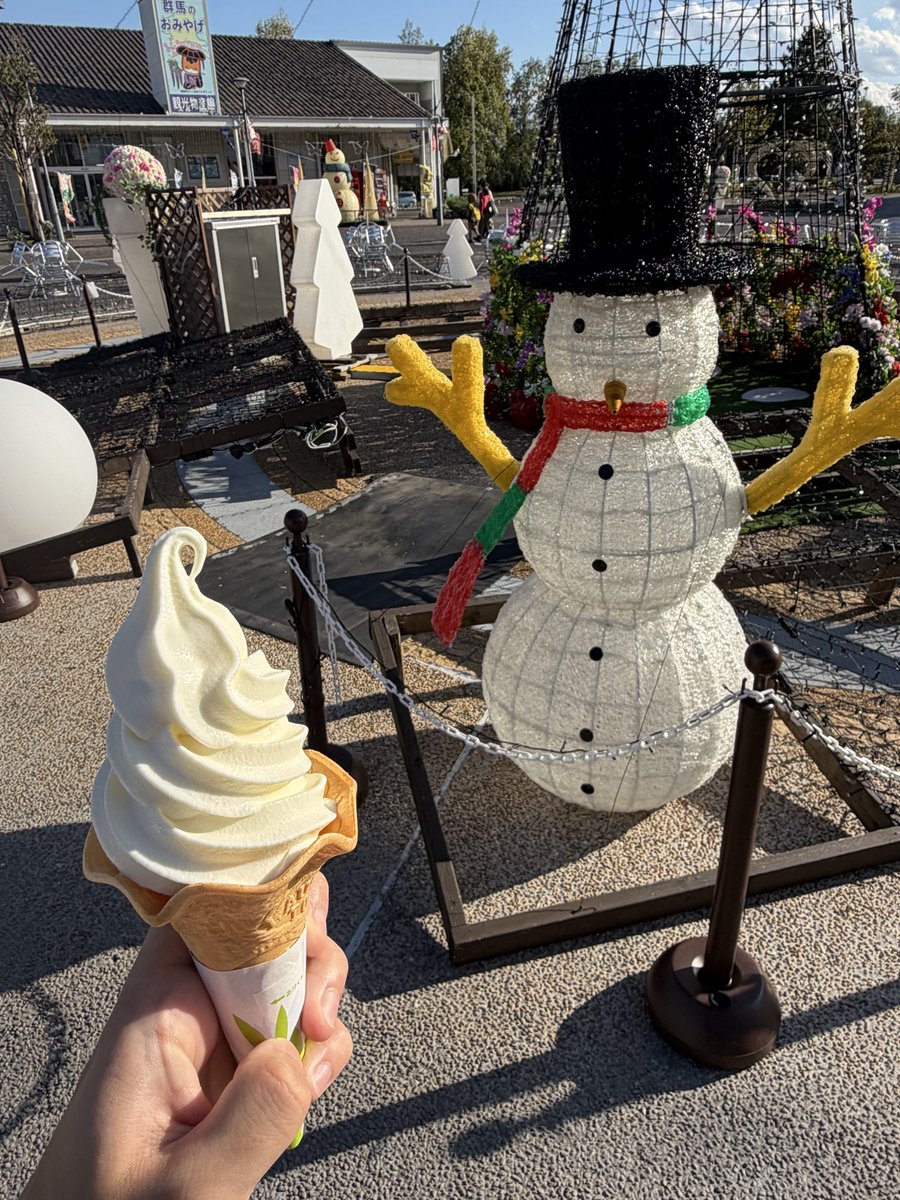 sheepy_mygo's tweet image. 雪だるまとソフトクリームとかいうミスマッチな空間