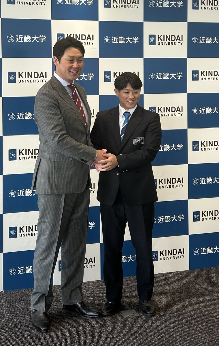 daily_hiroshima's tweet image. 【指名あいさつ・近畿大学②】
#新井貴浩 監督✕ #勝田成🔥🔥
#広島 #広島カープ #carp #デイリー