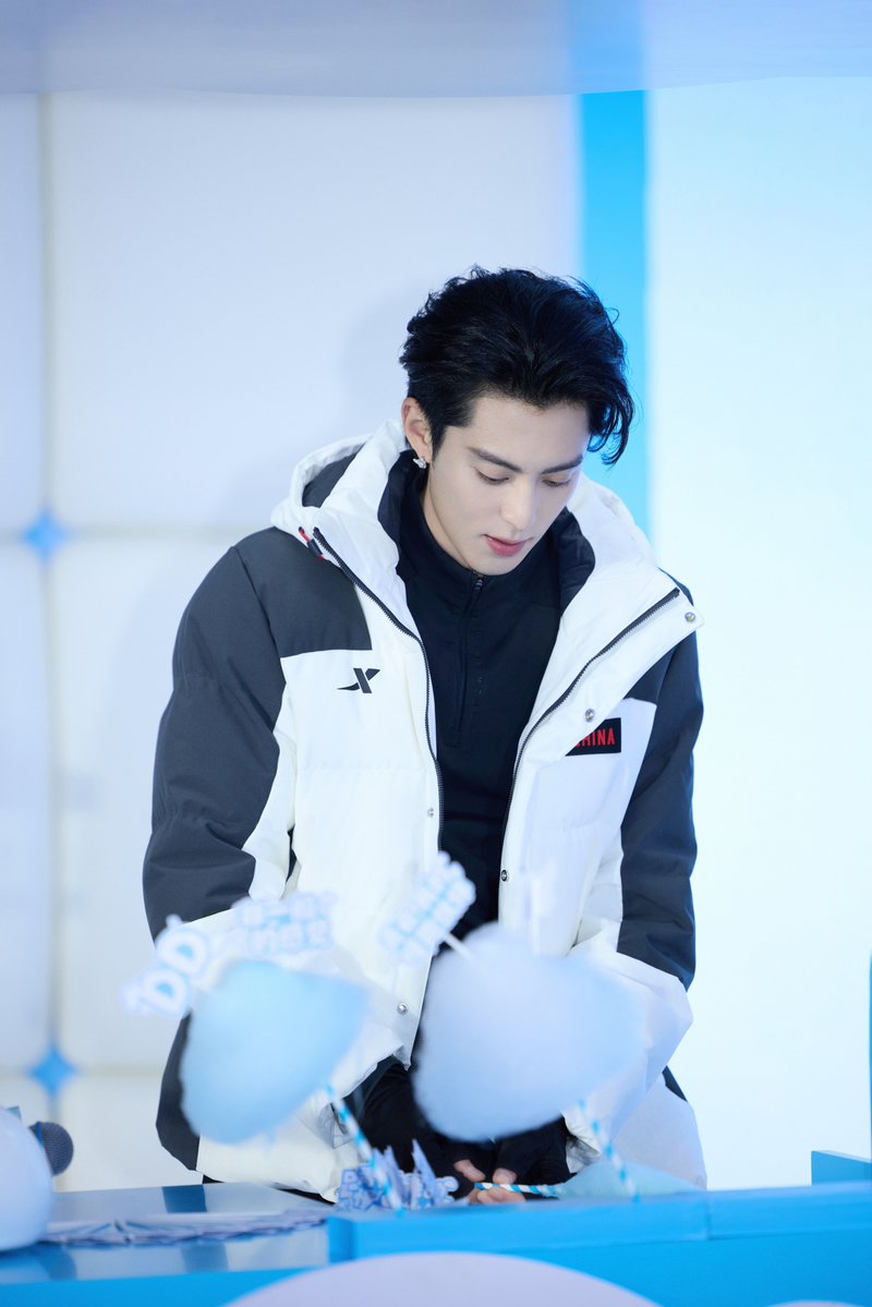WangHediFolder's tweet image. 251026 Missed out on this #DylanWang studio weibo post of the Xtep event yesterday because they were restricted. 😶🌫️ #WangHedi 🍭 1/3