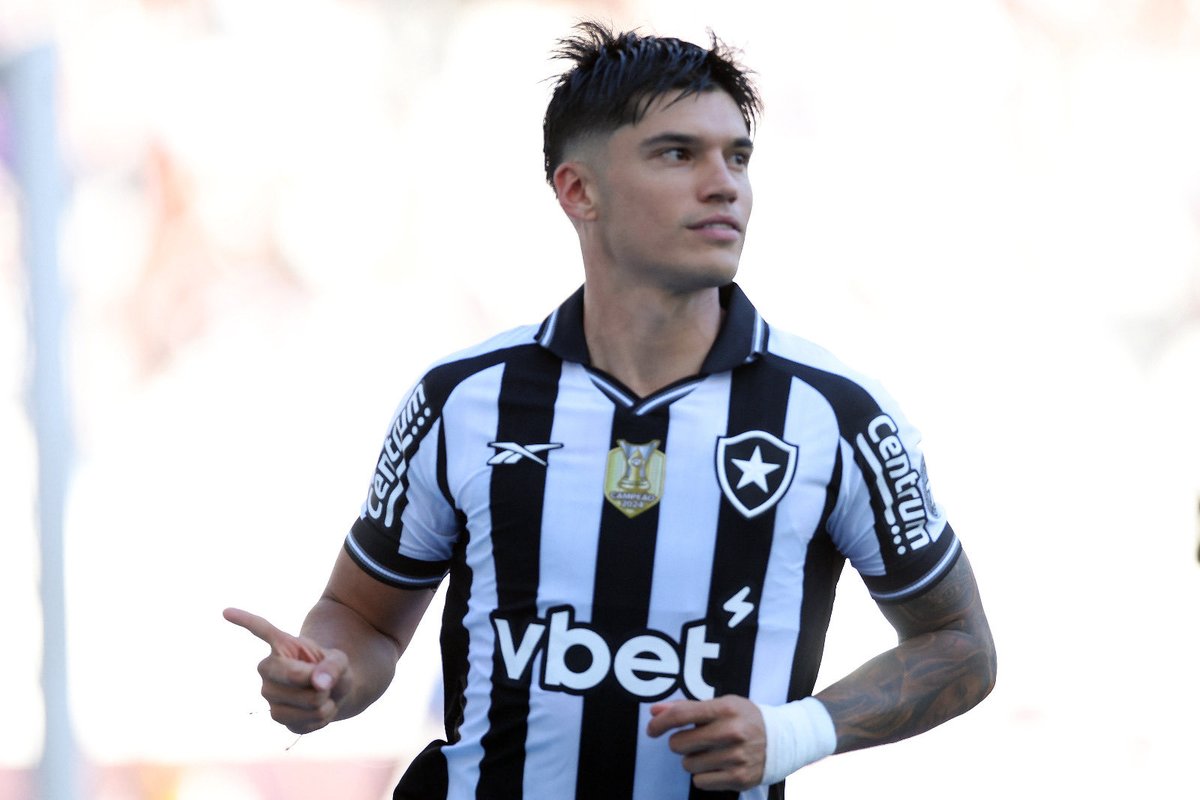 francGuerrieri's tweet photo. Primi gol del Tucu #Correal col #Botafogo: doppietta decisiva per il 2-2 col Santos 🇦🇷⚪️⚫️ https://t.co/MTRuA99ZaL