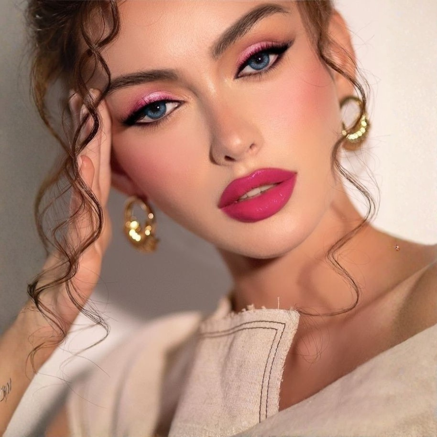 Cosmetics144's tweet image. Colorful, vibrant, and long-lasting this eyeshadow palette empowers creativity, letting every eye express the holiday spirit. #FestiveMakeup #ToyLandTownPalette #PigmentedShadows #MakeupGoals #HolidayGlam