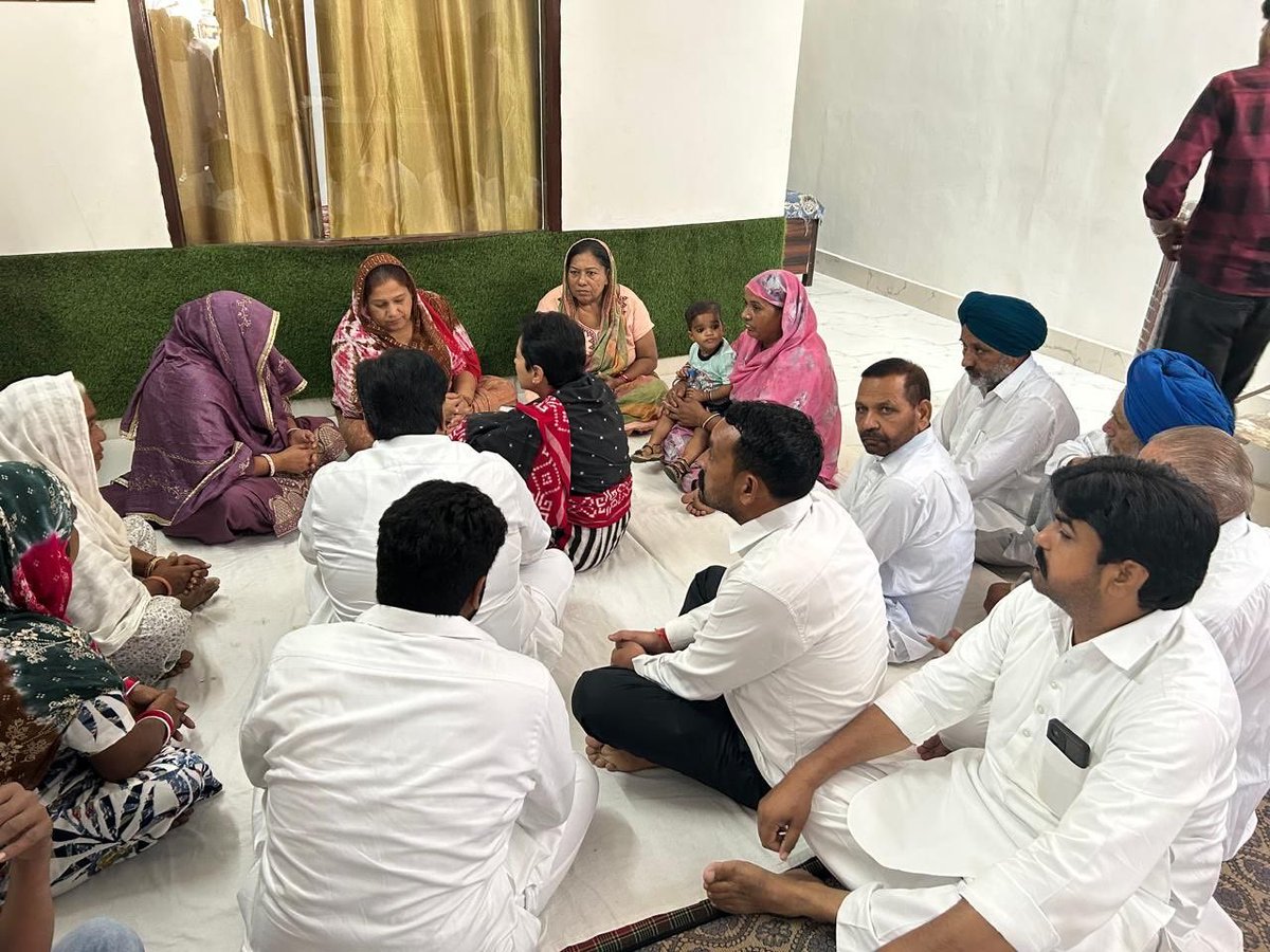 Kumari_Selja's tweet photo. श्री बुधराम जी के डबवाली स्थित निवास स्थान पर पहुँ���कर उनकी माताजी श्रीमती प्रीतो देवी जी के निधन पर शोक संवेदनाएँ व्यक्त कीं।

ईश्वर से प्रार्थना है कि दिवंगत आत्मा को शांति और परिवार को इस दुःख की घड़ी में धैर्य एवं शक्ति प्रदान करें। https://t.co/OfbcdkYqiU