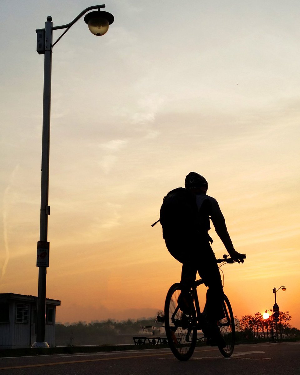 The mornings are darker, and getting out of bed isn’t easy. But moving a little changes everything. 

Put on something warm, take your bike, and start the week actively, you’ll feel better right away.