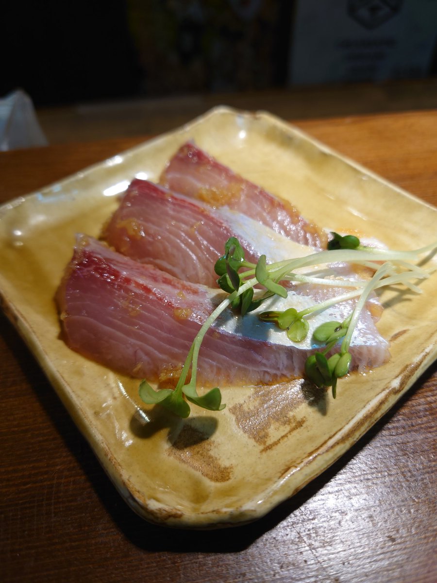 ★ツムブリの漬け400円
見慣れないかと思いますがツムブリ、めちゃくちゃ美味しいです！