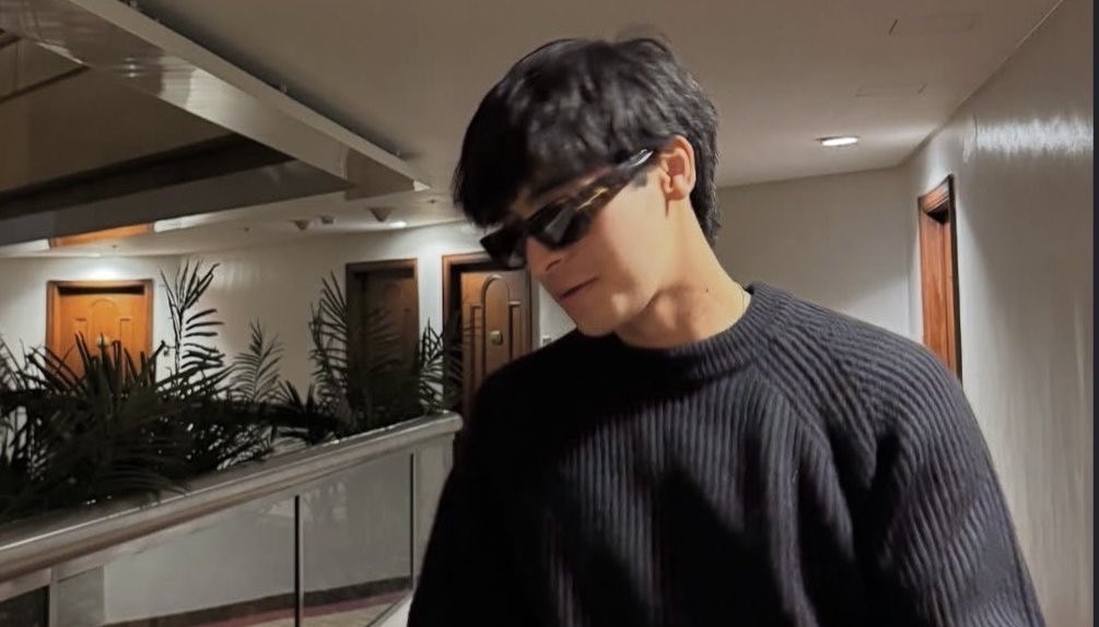 soft4andres's tweet image. 𝒔𝒎𝒊𝒕𝒕𝒆𝒏

an #ashdres au,

Indigo Valencia has always been vocal about her crush on Constantine Elizalde.
It was harmless, really.

Until one night at a bar, after a few drinks and a dare from her friends, Indie finally walks up to him.