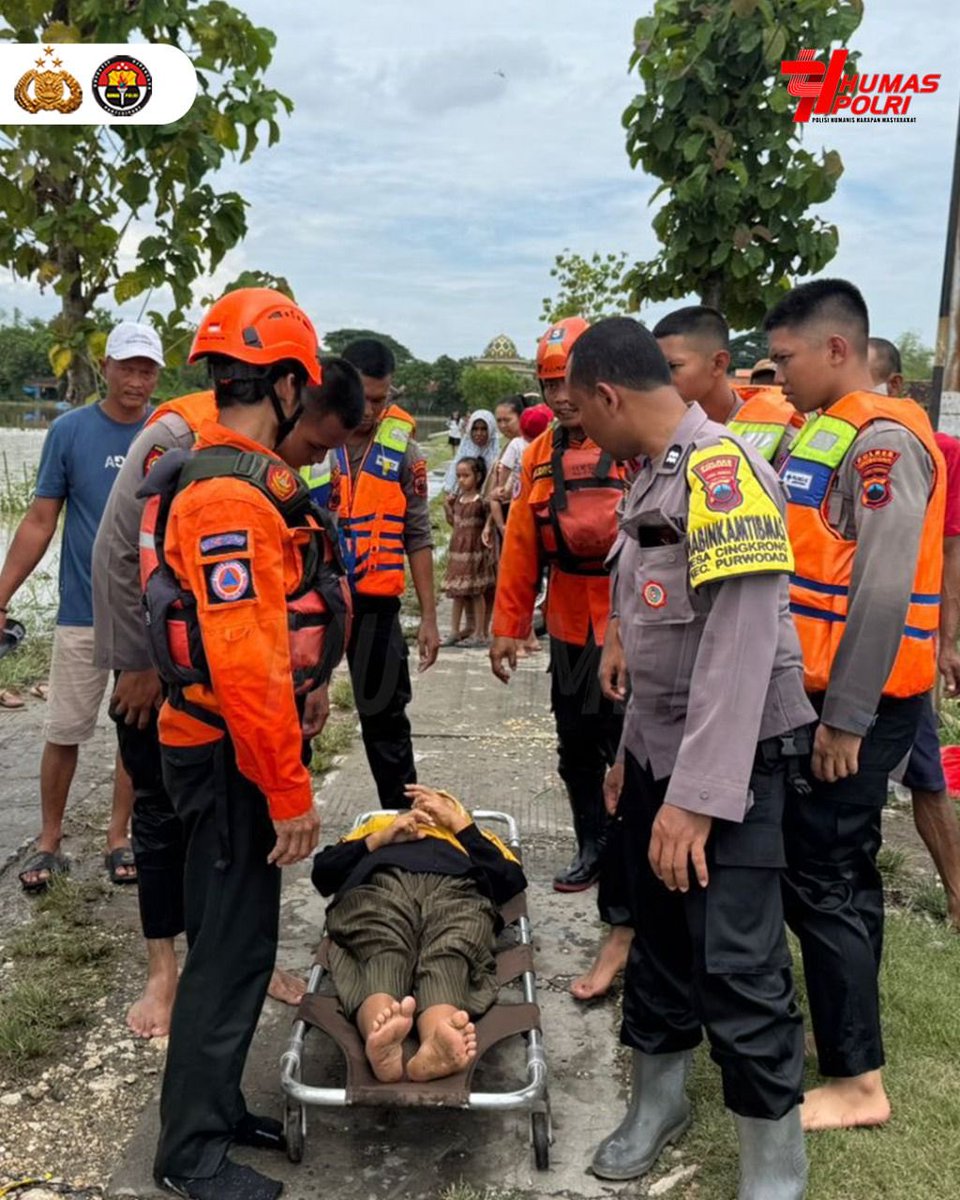 Polri cepat mengevakuasi warga terdampak banjir di Desa Cingkrong, Kecamatan Purwodadi, Kabupaten Grobogan, Jawa Tengah, pada Jumat (24/10). Banjir setinggi 70 sentimeter tersebut menyebabkan rumah warga terendam.Terus berkomitmen Humanis Melayani Publik #BerbaktiUntukIndonesia