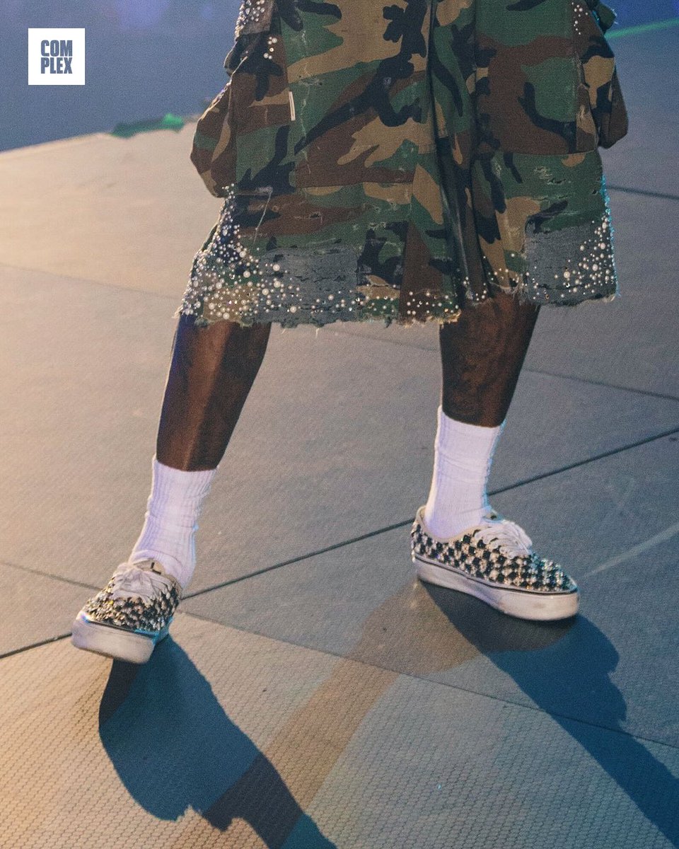 ComplexSneakers's tweet image. Young Thug performing at ComplexCon in the Mattias Gollin x Vans ✨