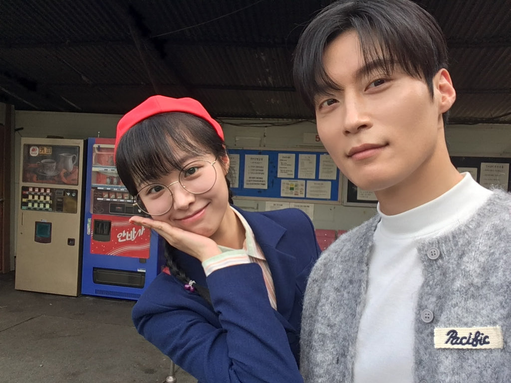 onelmoba8010's tweet photo. 허남준정보민 셀카라는 게 왔었는데 왜 아무도 삐삐 안쳐줬지?

백추에서 건진거라고는 90년대 순삼 사진 하나 뿐
순구삼순 재회 어디쯤 왔나요..?
나를 영원히 여기에 가둬두고.. 🥺 https://t.co/px50XzoHGC