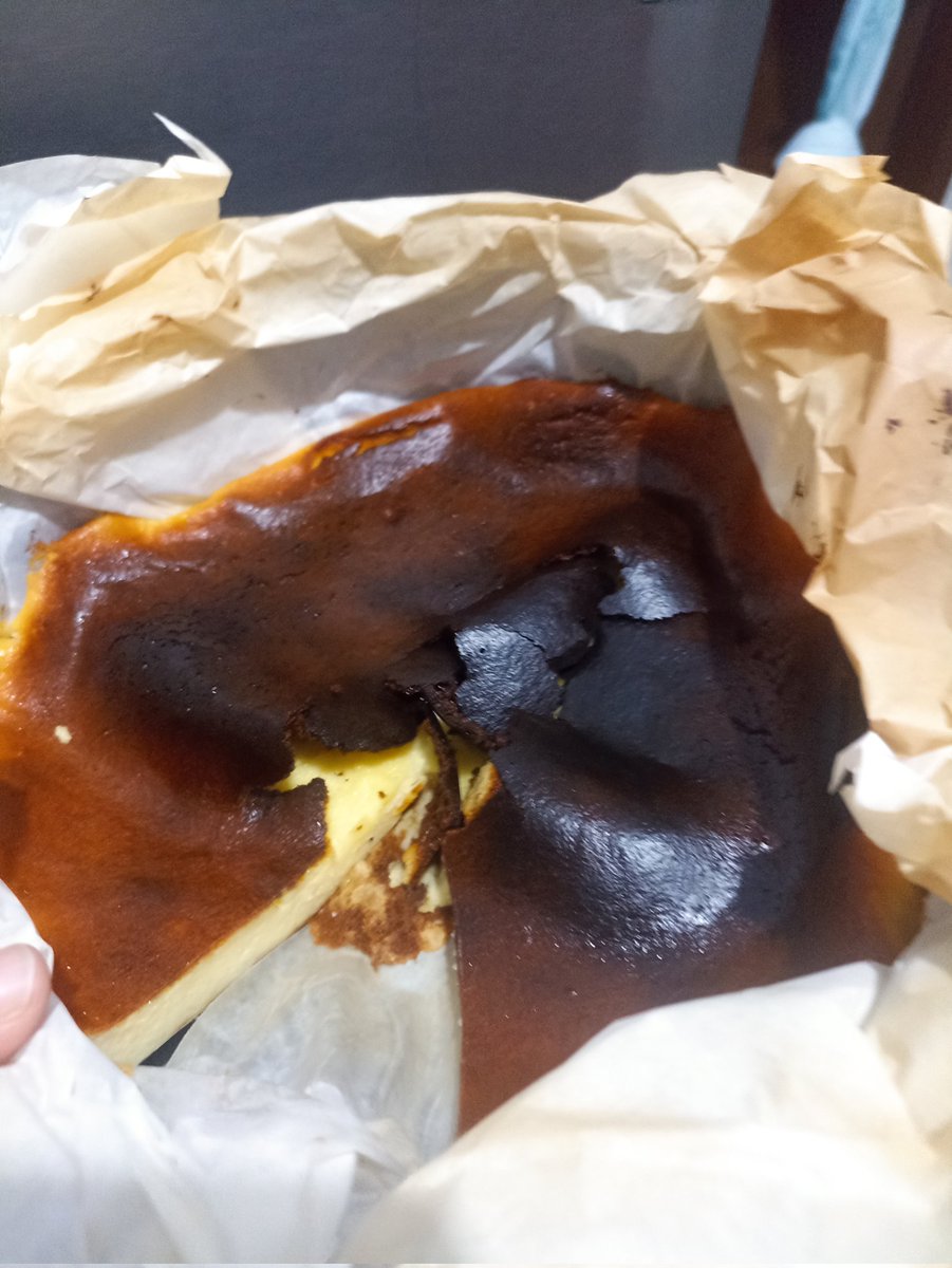 tianggray's tweet photo. @poconxg Burnt cheesecake yg terlalu semangat ngegosonginnya https://t.co/pwvR2VkYhp