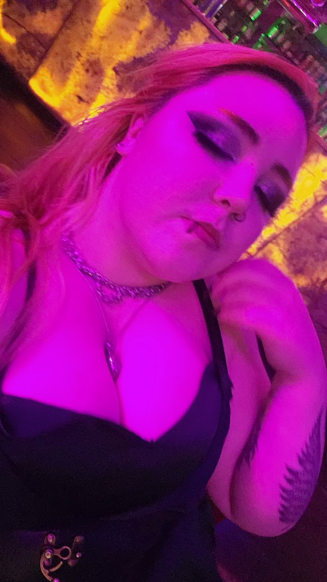 Bunnixxox's tweet photo. Am I maybe drunk posting? Idk but this eyeshadow has stayed on from 4pm -4am so thank you colourpop twilight pallete. #altmakeup #Twilight #tispy https://t.co/susba7Rf5S