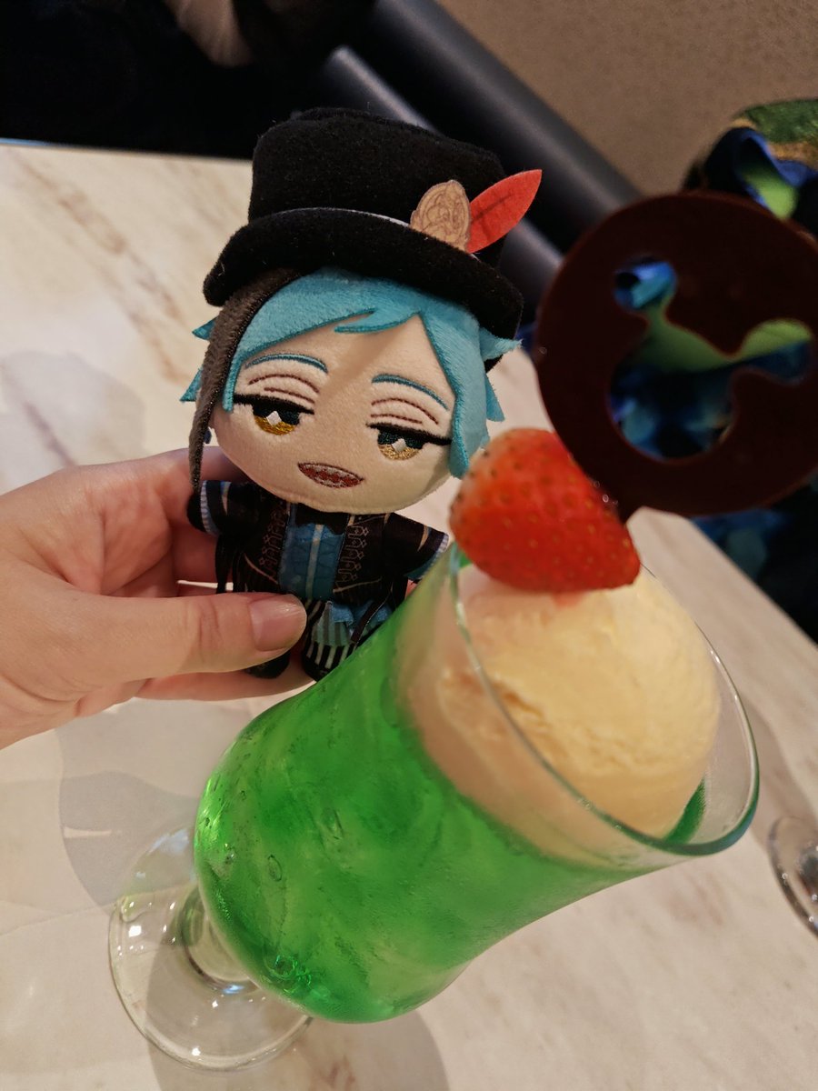 クリームソーダしてる