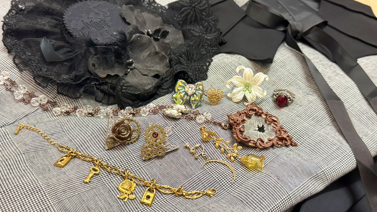 #マジマザハロウィン2025
#みっしぇるのootd
headdress：<a href="/reizend_al/">🦋Reizend🦋</a>
earring＆necklace：<a href="/majo_kakurega/">ゆう🌙【魔女ノ隠レ家】</a>
earring＆ring：<a href="/lafatalejp/">LA FATALE/ラファタル⛓2/26-3/2 浜松</a>
collar broach：<a href="/itachiyaitachi/">いたち屋🪄4月ごろまで低速運転</a>
ring：<a href="/PePEPE_official/">PePEPE￤ｱｸｾｻﾘｰｼｮｯﾌﾟ</a> <a href="/emlekere74/">Bartok Emlekere╋</a>
jacket：Atelier BOZ
blouse＆collar：axes
dress：Victorian maiden
shoes：innocent world