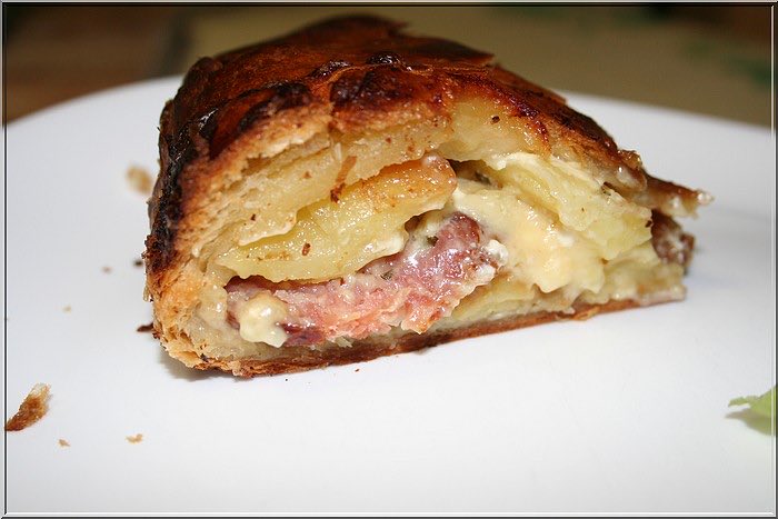 AndreeValence's tweet photo. TOURTE PAYSANNE AU MUNSTER, POMMES DE TERRE
ET SAUCISSE DE MORTEAU ou autre saucisse locale que vous aimez.
https://t.co/fP0iejVSqU
Autres ici 👇
https://t.co/BOV1UfWF32
#tourte #feuillete #pommesdeterre #saucisse #munster #fromage https://t.co/VYiqbVL7VJ