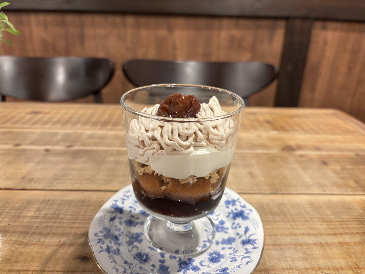 今日は久々に良い天気ですね☀︎
モンブランパフェやっています🌰