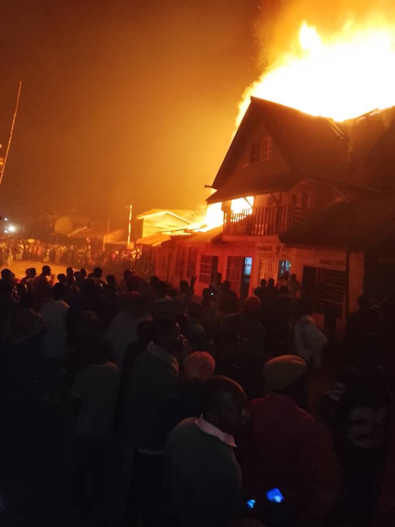 etiennemulindwa's tweet photo. #Bukavu : un nouvel incendie sur avenue #Funu_B , quartier #Chimpunda dans la commune de #Kadutu vient de causer la mort de plus de 10 personnes carbonisées dans leurs maisons. Plusieurs maisons réduites en cendres. Tout a commencé à 1h30. Bilan à actualiser. https://t.co/OUsCxBRInu