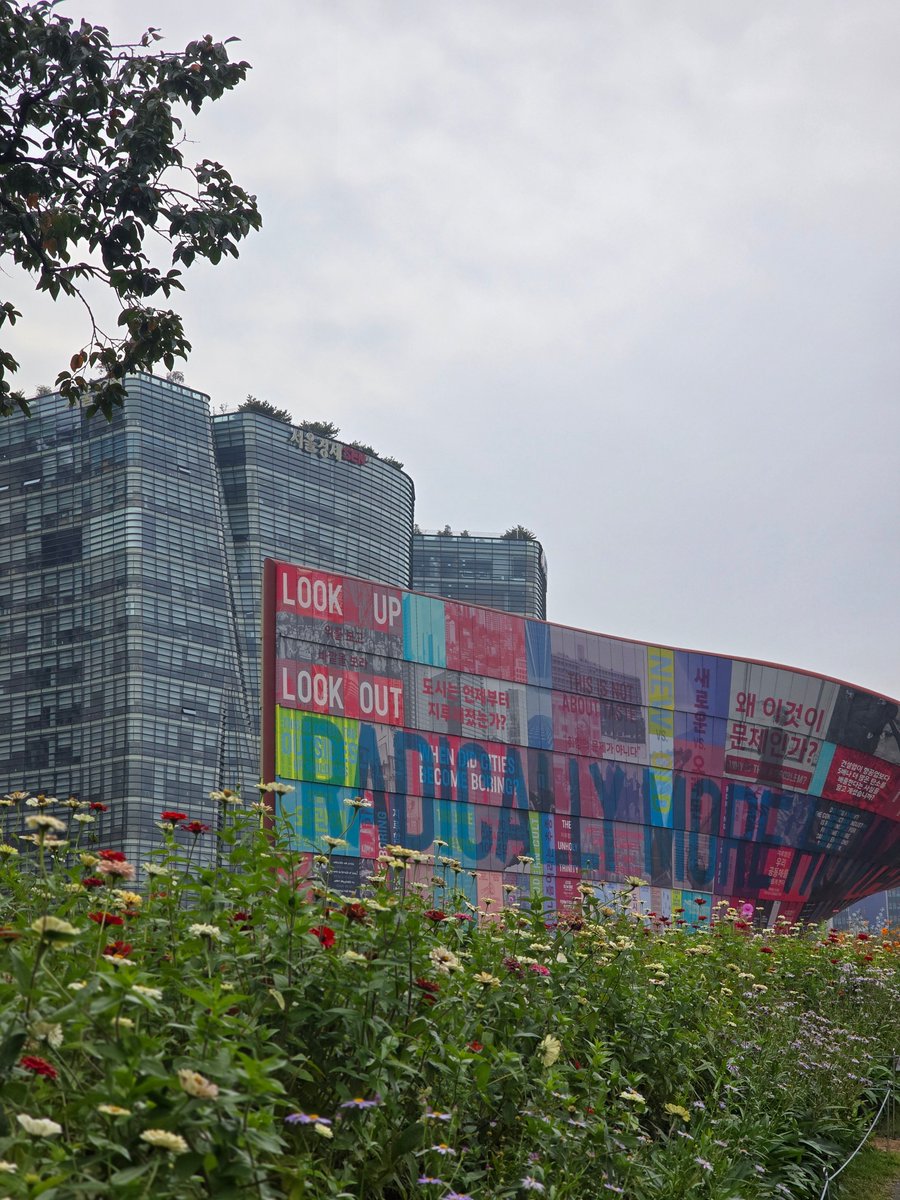 gimming15674860's tweet image. •주먹도끼 반소매도 갖고싶었는데 오더메이드여서 일단 킵!
•저잣거리에서 물건을 사면 베지밀이랑 바꿀 수 있는 엽전을 주는데 기념으로 갖고싶어서 모았더니 한뭉치가 됐다
• 비만 안왔으면 더 좋았을텐데싶다가도 촉촉하게 찍힌 사진보면 비온거도 나쁘지않다