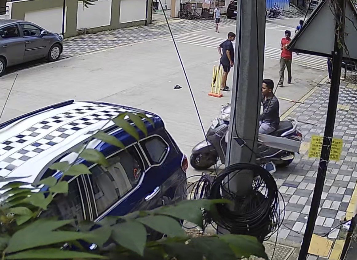 anonymousb2211's tweet image. Hello @PCcityPolice , this is my 7th complaint! Kids keep playing in the middle of the road at Sector 16, Raje Shivaji Nagar, Chikhali, Pune-19 — troubling passersby & abusing people. Is this the new normal? Are we supposed to adjust to this? This is a main road! Please act.