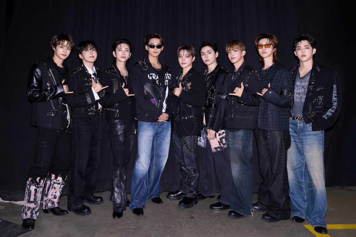 pledis_17's tweet image. [17&apos;S]
세븐틴도 언제나 변치 않는 마음으로 
캐럿들과 영원히 함께 할게요🩷🩵

#SEVENTEEN #세븐틴
#SVT_WORLDTOUR #NEW_SUNRISE
#SVT_TOUR_NEW_